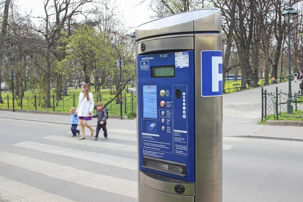 KRAKOW, POLONIA - 25 DE MAYO DE 2019: Parking meter - un dispositivo de venta — Foto de Stock