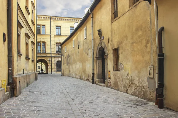 Kraków, Polska - 25 maja 2019: Stare kamienice przy ulicy Senackiej — Zdjęcie stockowe