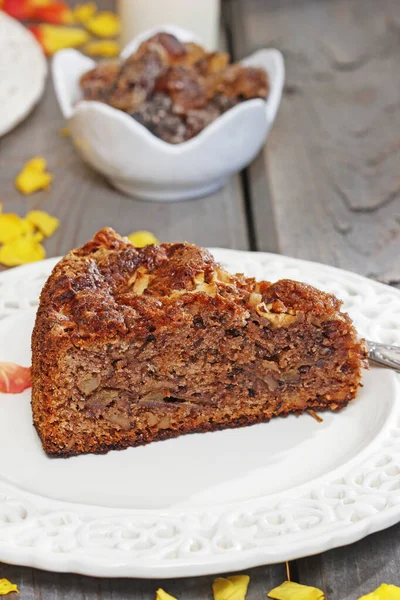 Pedaço de bolo de noz na mesa de madeira — Fotografia de Stock