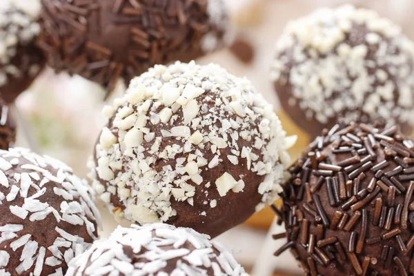 Bolo de chocolate pops decorado com nozes e desfiado dessecado — Fotografia de Stock