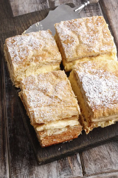 A Polish cream pie made of two layers of puff pastry, filled wit — Stock Photo, Image