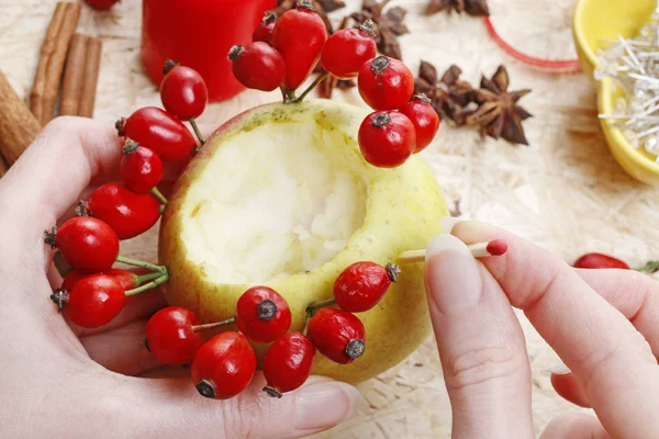 Hogyan készítsünk alma- és vadrózsa gyertyatartókat, bemutató. — Stock Fotó
