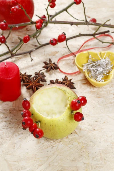 How to make apple and wild rose candle holders, tutorial. — Stock Photo, Image