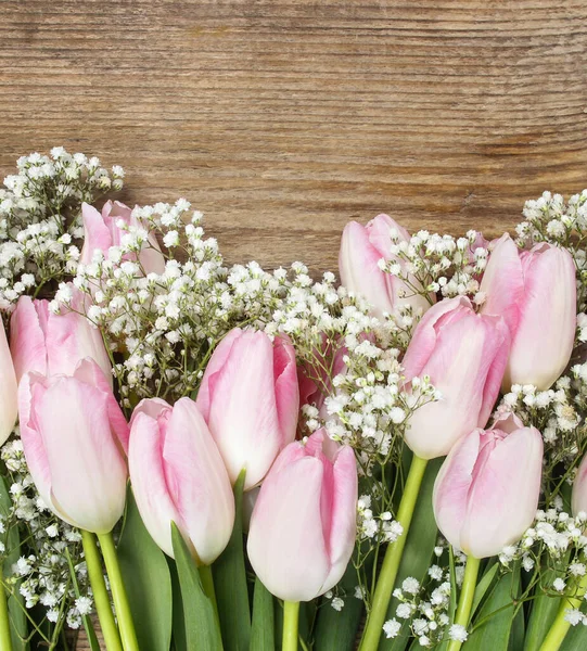 Bonitas tulipas rosa e branco no fundo de madeira — Fotografia de Stock