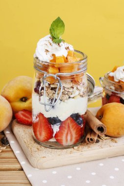 Cam kabın içinde meyveli tatlı. Yaz partisi. 