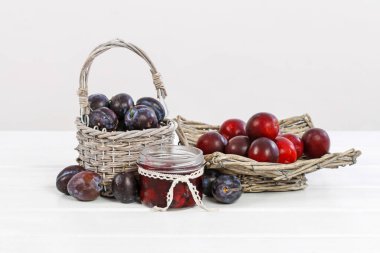 Olgun erikli sepetler ve reçelli cam kavanozlar.. 