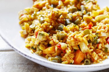pollo al curry con guisantes verde y arroz basmati