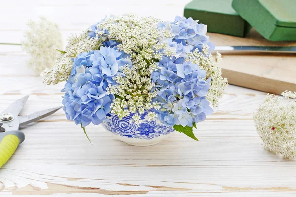 Wie man Blumenschmuck mit blauer Hortensie (Hortensie) zu einem — Stockfoto