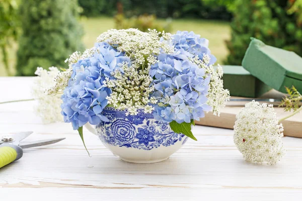 Como fazer arranjo floral com hortensia azul (hortênsia) a — Fotografia de Stock