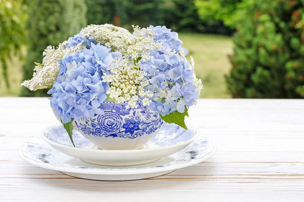 How to make floral arrangement with blue hortensia (hydrangea) a — Stock Photo, Image