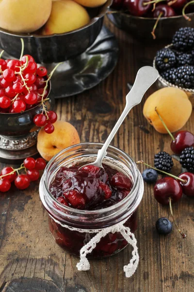 Potje kersenjam bij vers fruit — Stockfoto