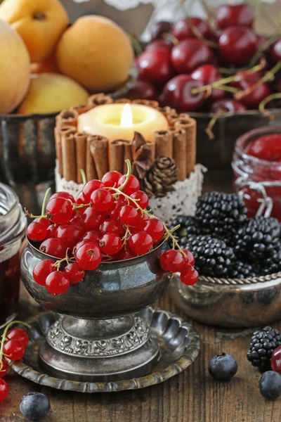 Rode bessen (ribes rubrum) fruit in oude zilveren schaal. — Stockfoto