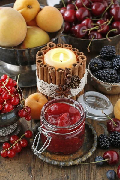 Pot aardbeienjam onder zomer en herfst fruit — Stockfoto