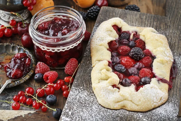 Galette - Sommerkuchen gefüllt mit frischen, saftigen Früchten. — Stockfoto