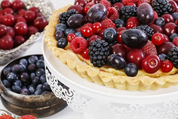 Tarta dulce con frambuesas, arándanos, moras, cerezas — Foto de Stock