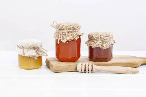 Frascos con miel aislada sobre fondo blanco . —  Fotos de Stock