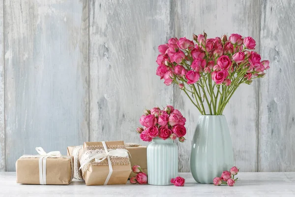 Bukett med rosa rosor i blå keramik vas — Stockfoto