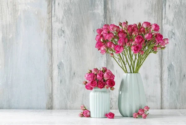 Bouquet of pink roses in blue ceramic vase — Stock Photo, Image