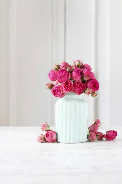 Аромат розовых роз в голубой керамической вазе — стоковое фото