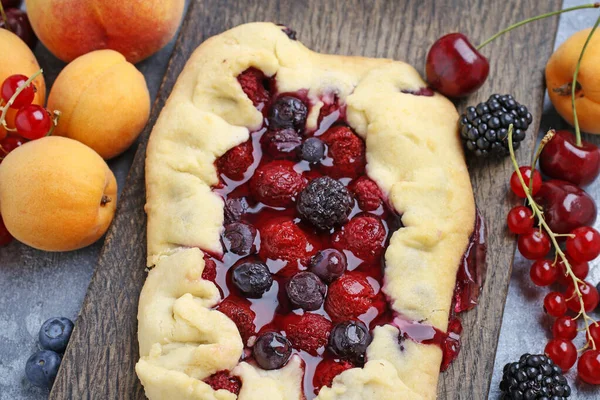 Галетта - летний пирог со свежими сочными фруктами . — стоковое фото