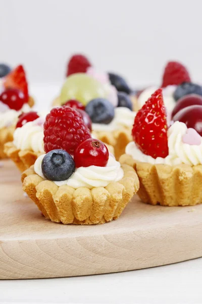 Colorful cupcakes with fresh fruits. — Stock Photo, Image