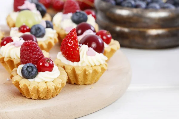 Colorful cupcakes with fresh fruits. — Stock Photo, Image