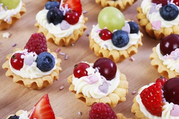 Colorful cupcakes with fresh fruits. — Stock Photo, Image