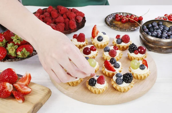 Hur man förbereder färgglada muffins med färska frukter — Stockfoto
