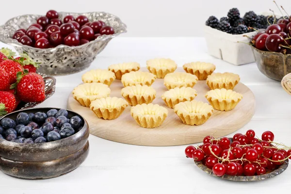 Hoe maak je kleurrijke cupcakes met vers fruit te bereiden — Stockfoto