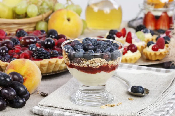 Postre de fruta de capa en recipiente de vidrio. Fiesta de verano . — Foto de Stock