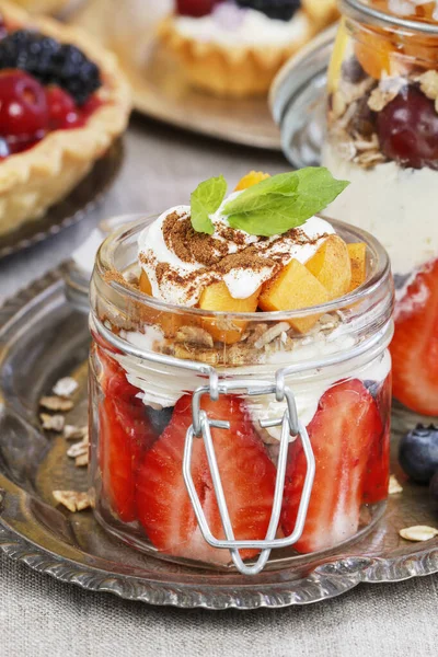 Lagen fruit dessert in glazen container. Zomerfeest. — Stockfoto