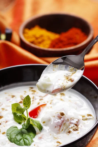 Cremige weiße Suppe mit Kräutern dekoriert. — Stockfoto