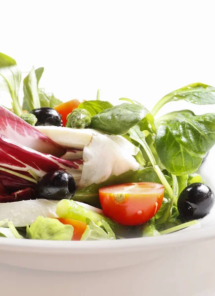 Sałatka śródziemnomorska z owocami, warzywami i serem wiejskim. — Zdjęcie stockowe