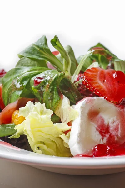 Insalata mediterranea con frutta, verdura e ricotta . — Foto Stock