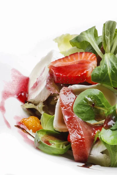 Insalata mediterranea con frutta, verdura e ricotta . — Foto Stock