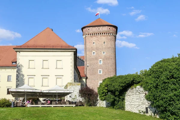 Krakow, Polen - 23 juli 2019: Kungliga slottet Wawel — Stockfoto