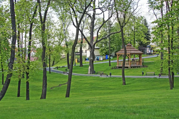 WIELICZKA - MAY 11,2018: Wooden gazebo in beautiful city park by — Stock Photo, Image