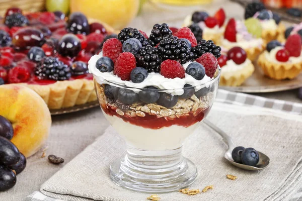 Dessert di frutta a strati in contenitore di vetro — Foto Stock