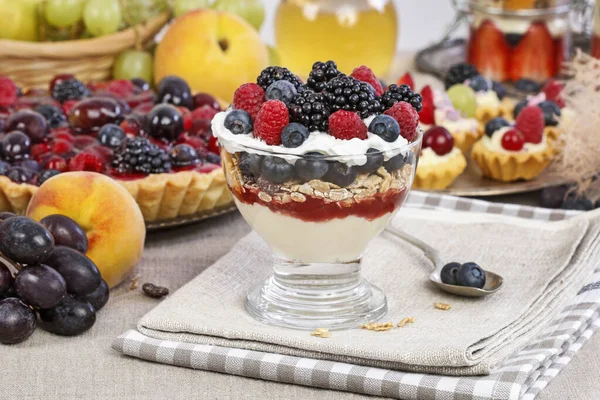 Deser owocowy warstwowy w szklanym pojemniku — Zdjęcie stockowe