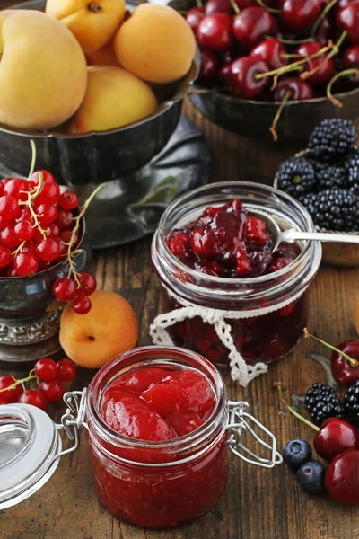 Potten kersenaardbeienjam tussen zomer- en herfstvruchten — Stockfoto