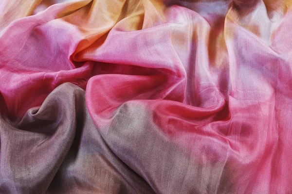 Růžová a oranžová hedvábná tkanina. — Stock fotografie