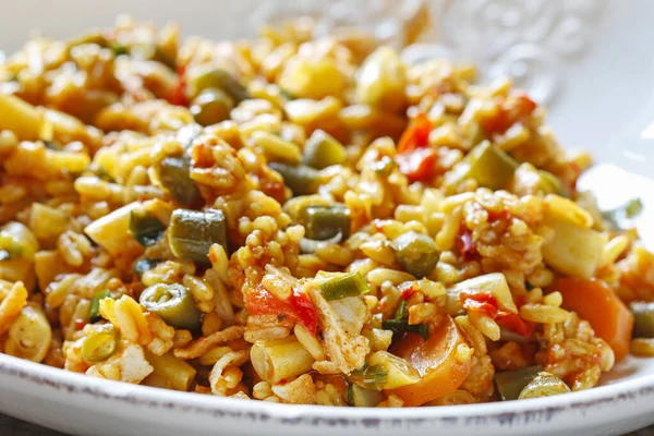 Pollo al curry con guisantes verde y arroz basmati — Stok fotoğraf