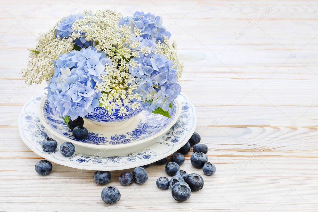 How to make floral arrangement with blue hortensia (hydrangea) a