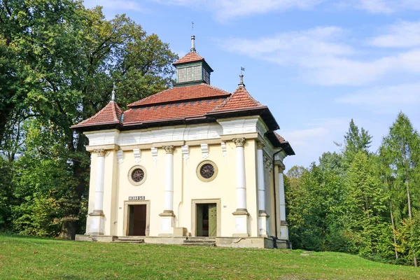 Kalwaria Zebrzydowska - 17. září 2018: Cesta kříže v Kalw — Stock fotografie