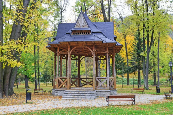 SZCZAWNICA, POLAND - SEPTEMBER 17, 2018: Wooden gazebo in public — Stock Photo, Image