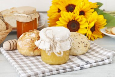 Masada iki kavanoz bal var.. 