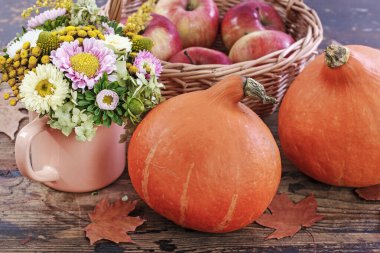Kırsal ahşap masada balkabakları.