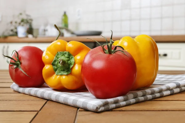 Peppers, courgettes and other vegetables lying on the table — ストック写真