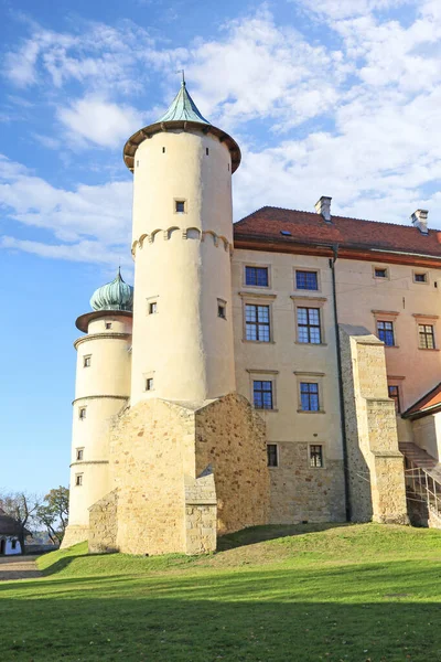 NOWY WISNICZ, POLAND - SEPTEMBER 17, 2018: Old royal castle — Stock Photo, Image