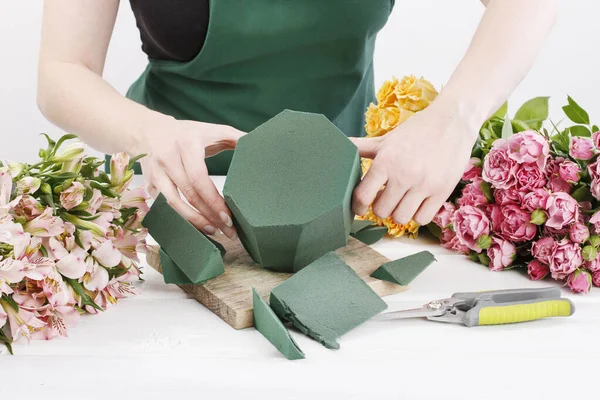Mujer muestra cómo hacer arreglos florales — Foto de Stock